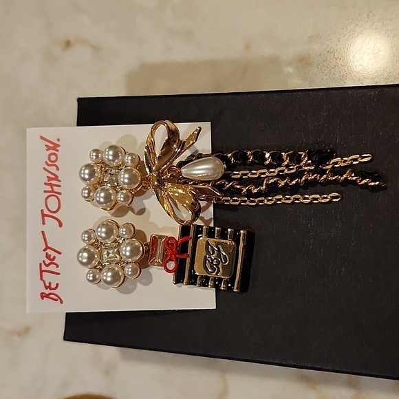 Betsey Johnson Earrings - Picture 4 of 5
